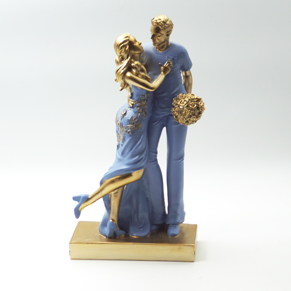 Romantic couple statue | My Couple Goal